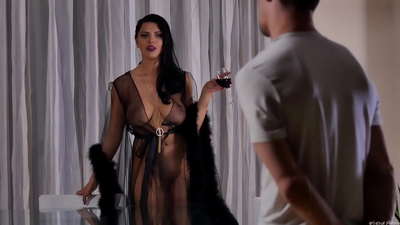 Gadis murahan Kira Queen menjemput jirannya untuk minum teh dan menidurinya di atas meja makan