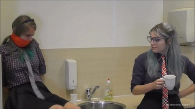 Ketagih / diikat dan disumbat mulut / wanita dalam kesusahan